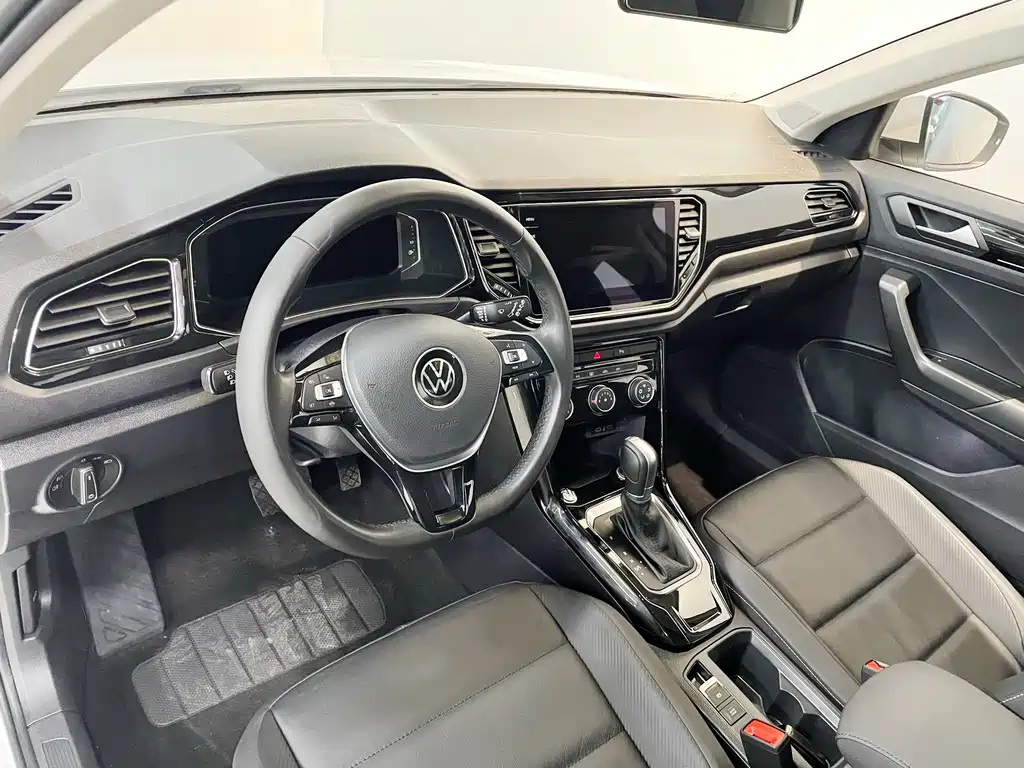 Volkswagen T-Roc — фото 15