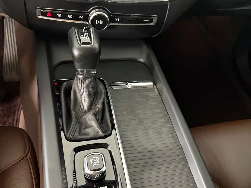 Volvo XC60 — фото 11