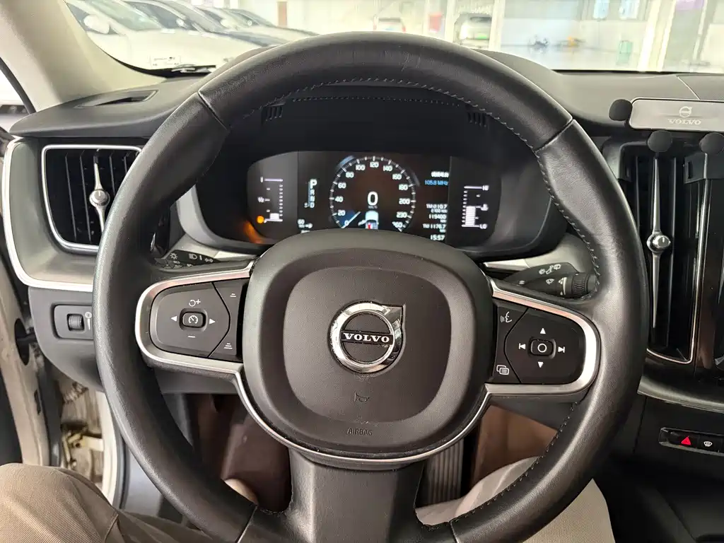 Volvo XC60 — фото 12