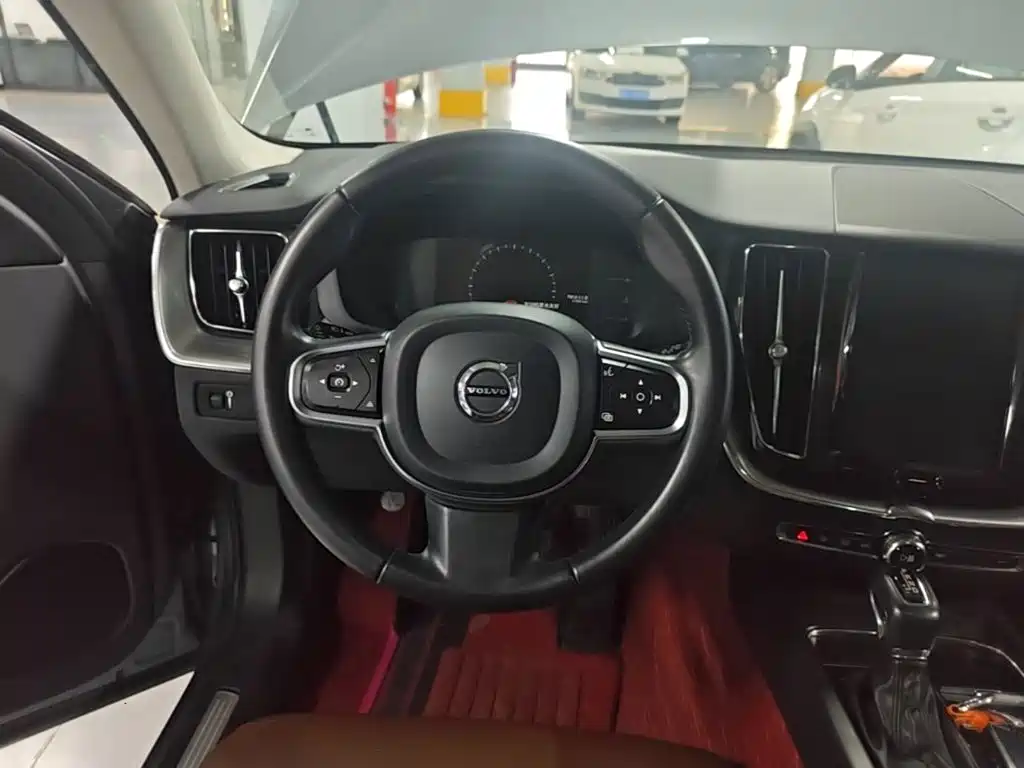 Volvo XC60 — фото 10