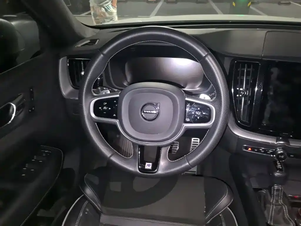 Volvo XC60 — фото 11