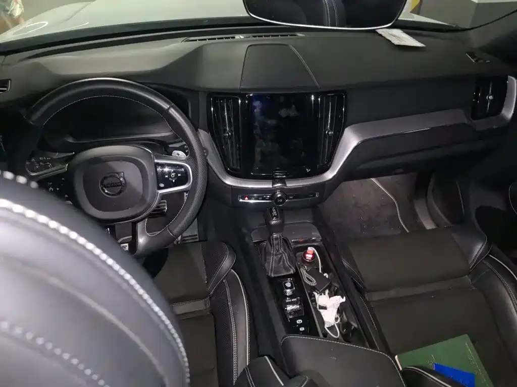Volvo XC60 — фото 10