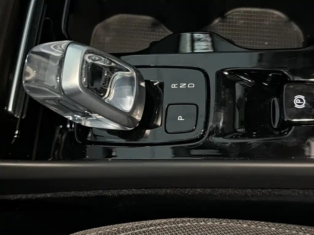 Volvo XC40 — фото 11