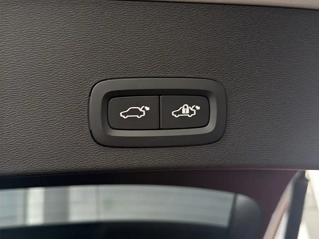 Volvo XC40 — фото 15
