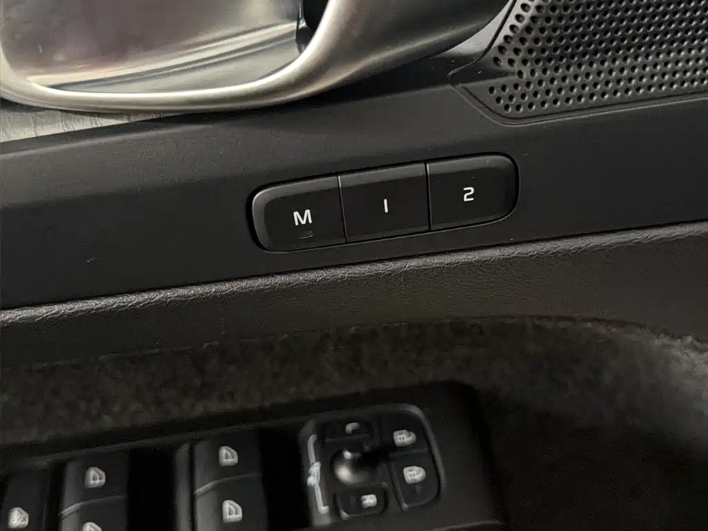 Volvo XC40 — фото 18