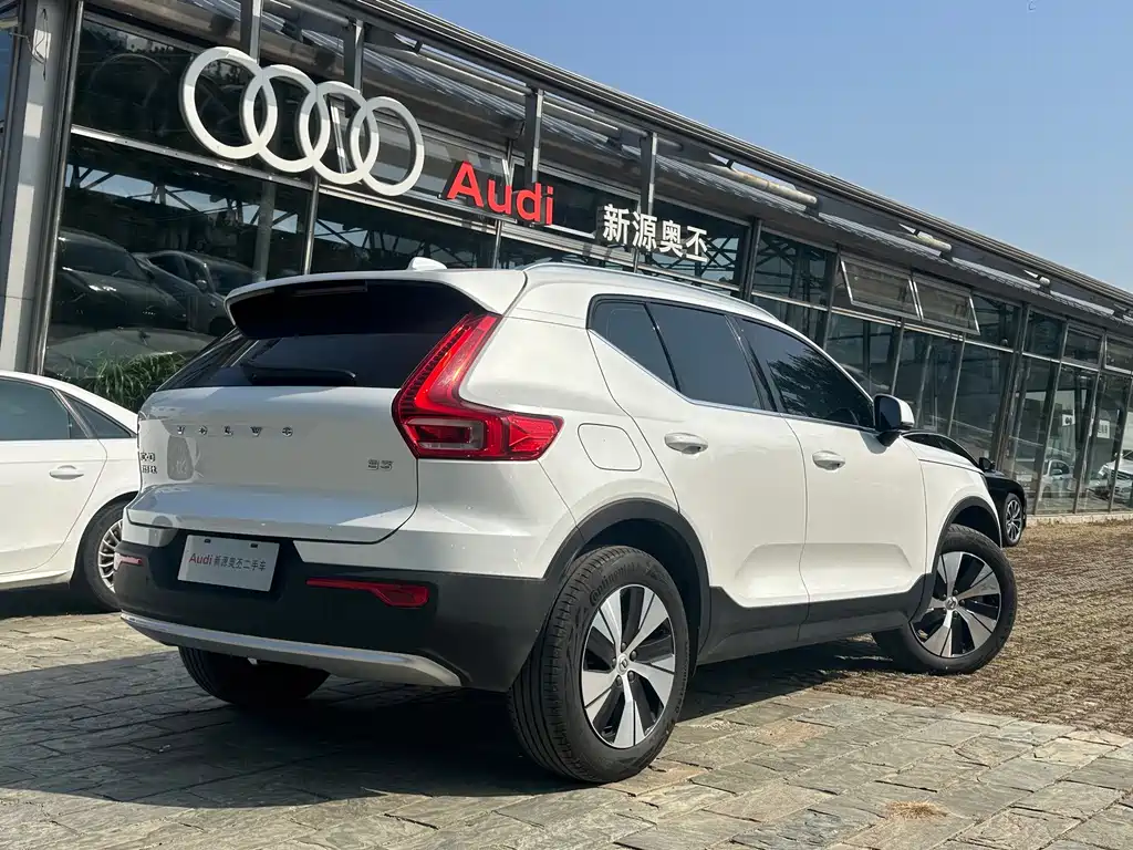 Volvo XC40 — фото 3