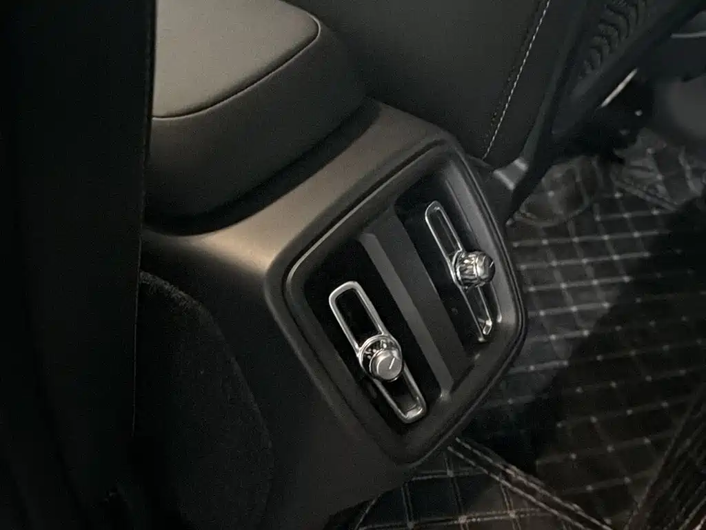 Volvo XC40 — фото 25