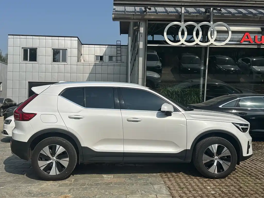 Volvo XC40 — фото 5