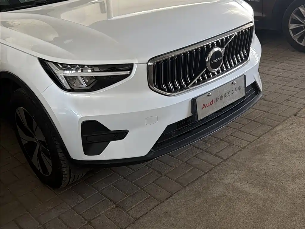 Volvo XC40 — фото 9