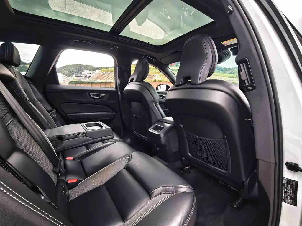 Volvo XC60 — фото 11