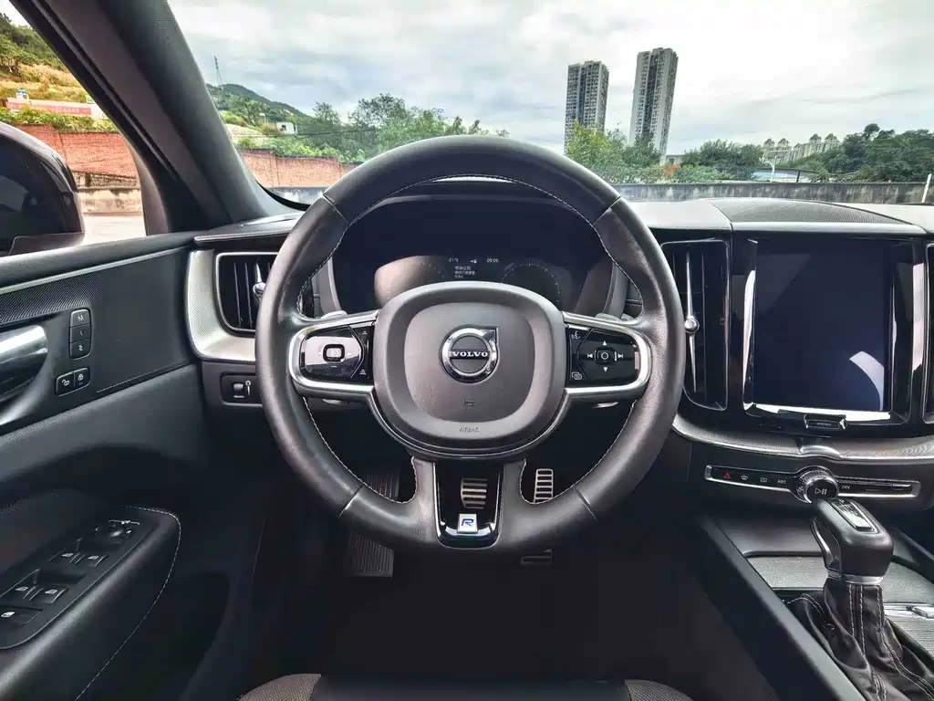 Volvo XC60 — фото 13
