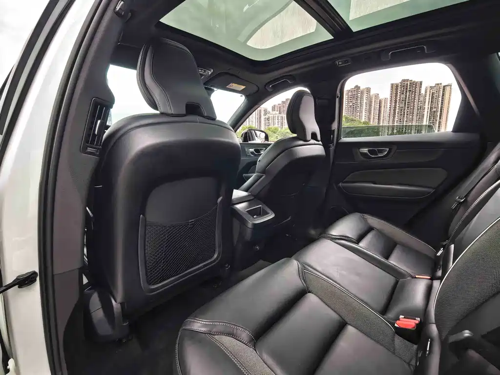 Volvo XC60 — фото 14