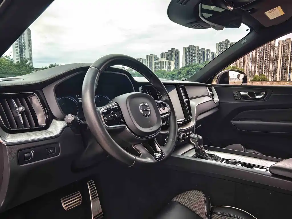 Volvo XC60 — фото 17