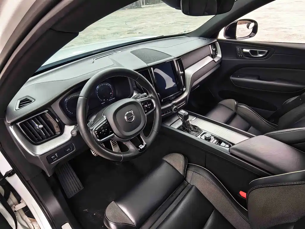 Volvo XC60 — фото 18