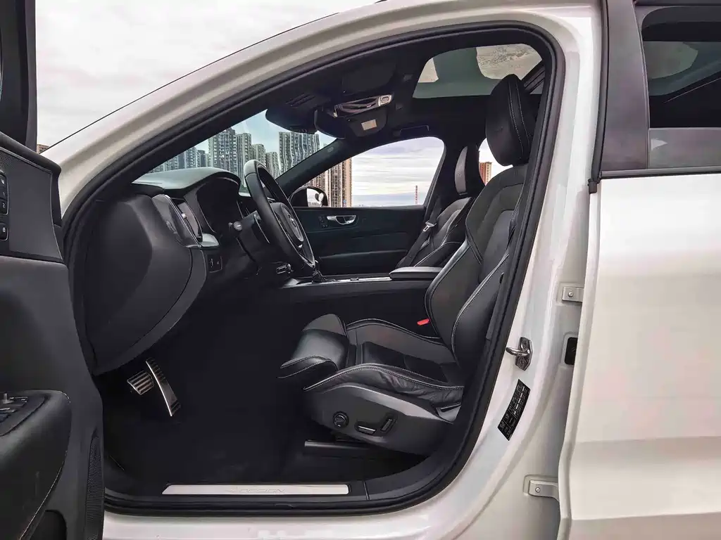 Volvo XC60 — фото 19