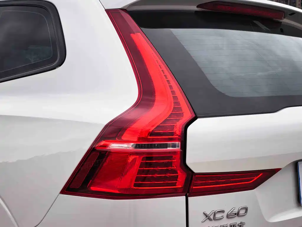 Volvo XC60 — фото 9