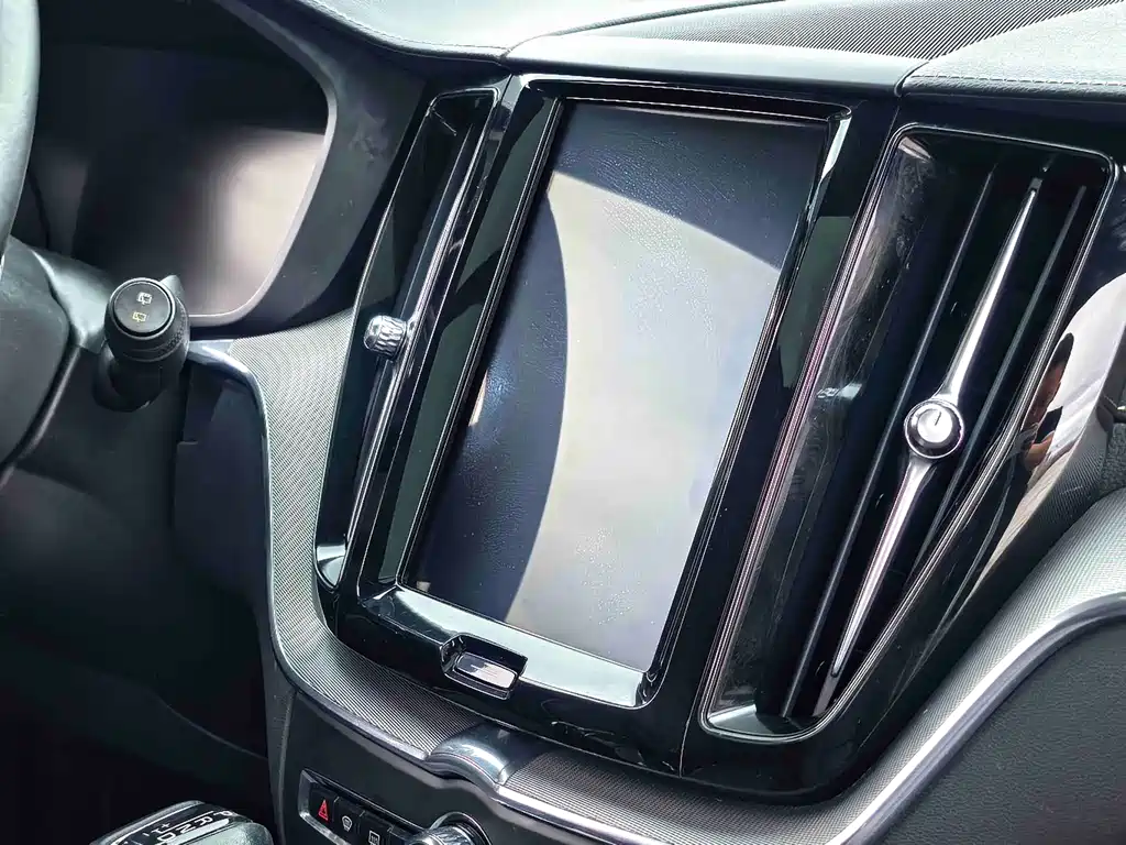 Volvo XC60 — фото 10