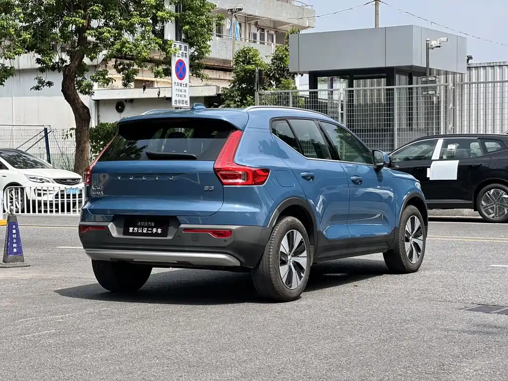 Volvo XC40 — фото 11