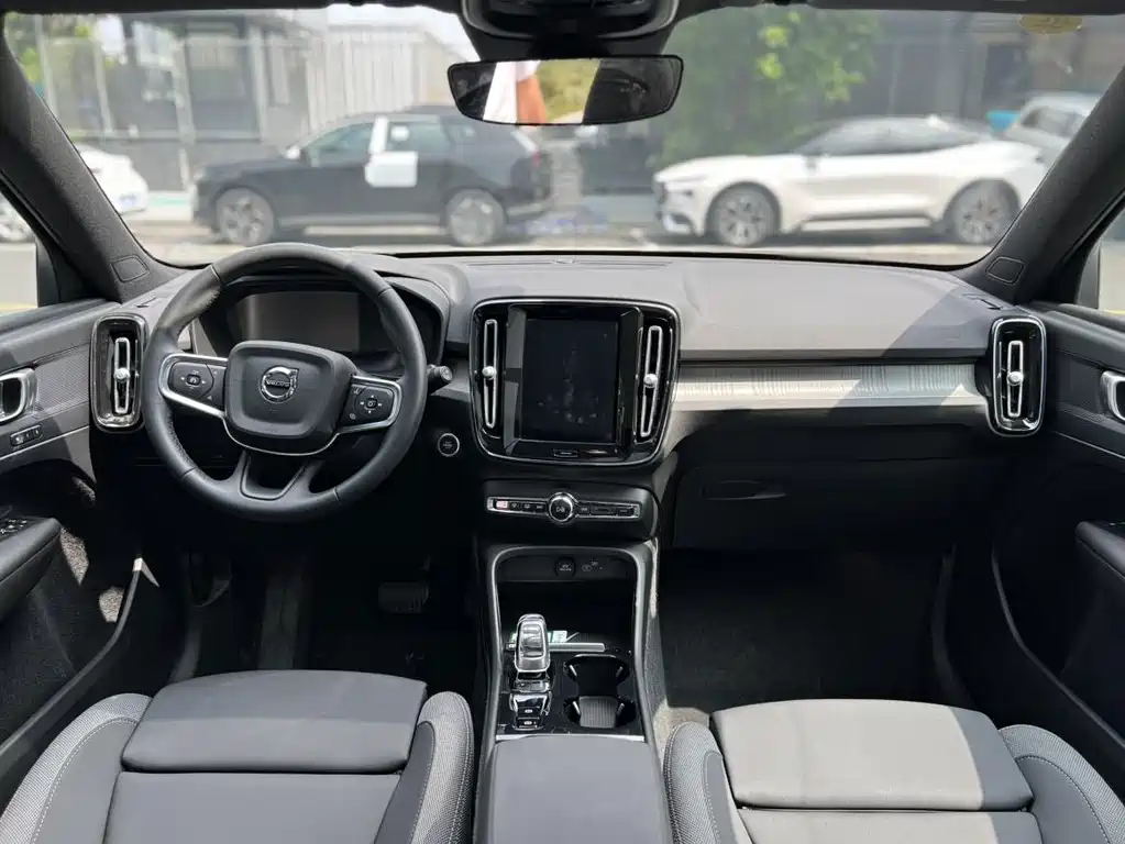 Volvo XC40 — фото 9