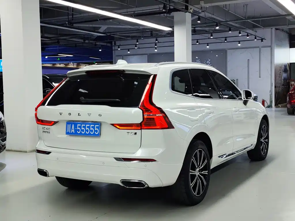 Volvo XC60 — фото 8