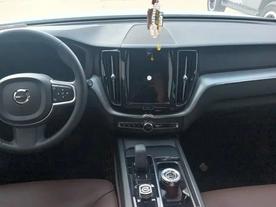 Volvo XC60 — фото 13