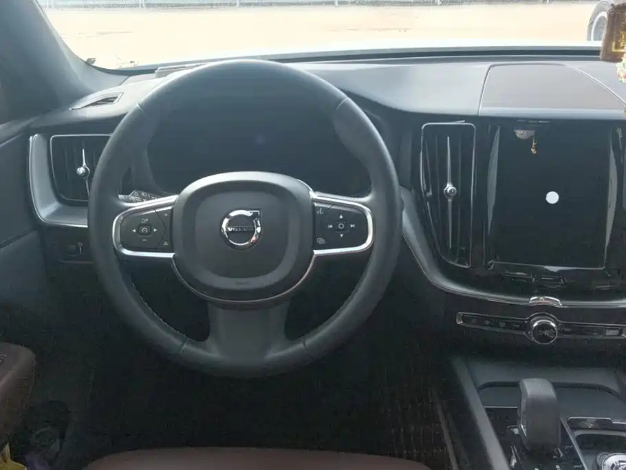 Volvo XC60 — фото 15