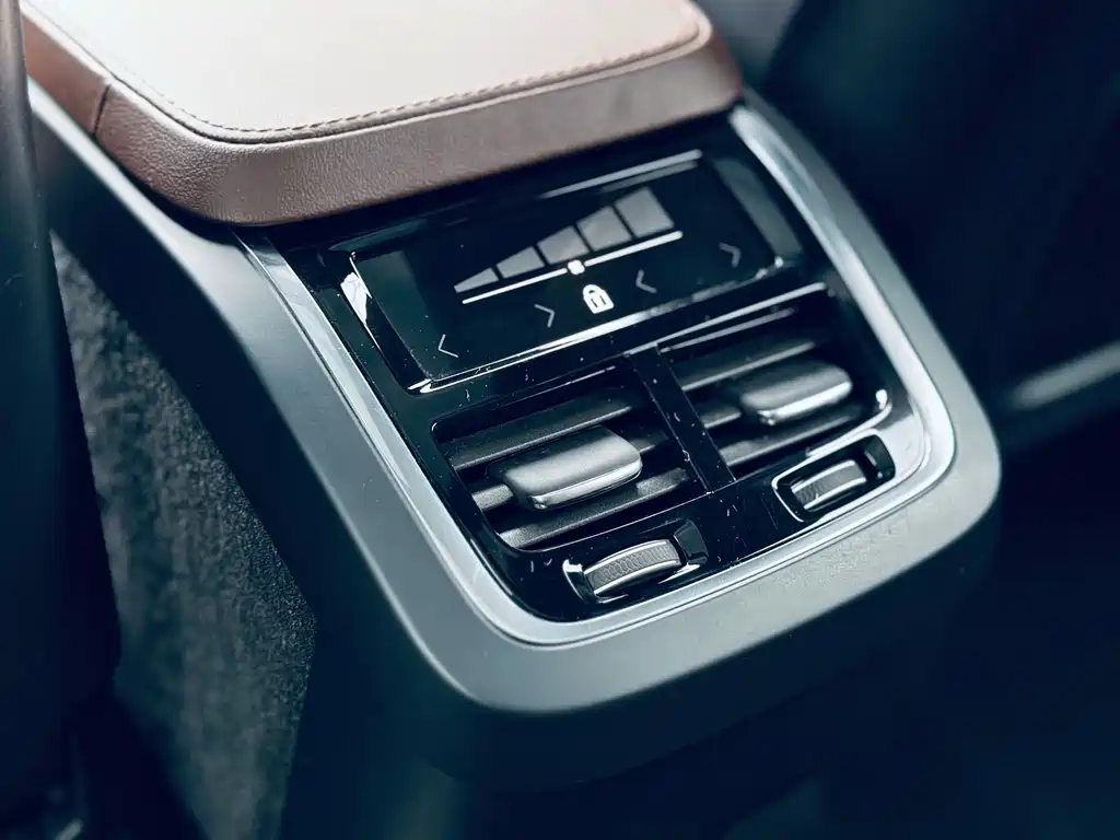 Volvo XC90 — фото 9