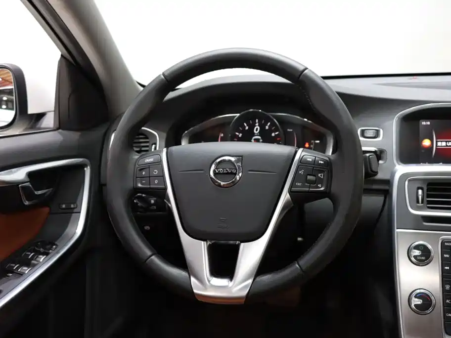 Volvo S60 — фото 13