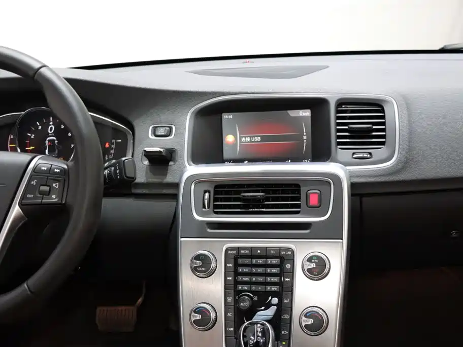 Volvo S60 — фото 14