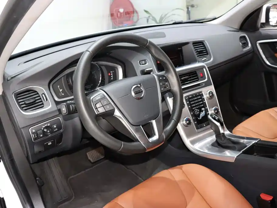Volvo S60 — фото 10