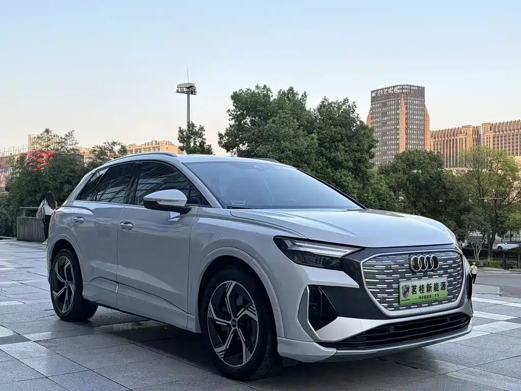 Audi Q4 e-tron — фото 2