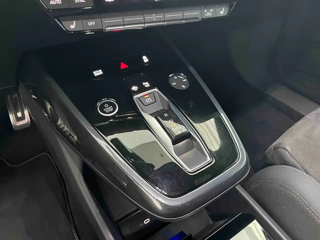 Audi Q4 e-tron — фото 17