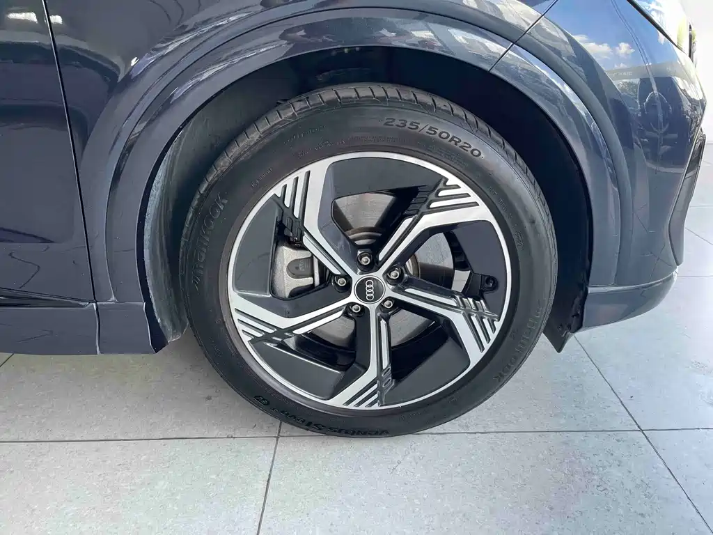 Audi Q4 e-tron — фото 23