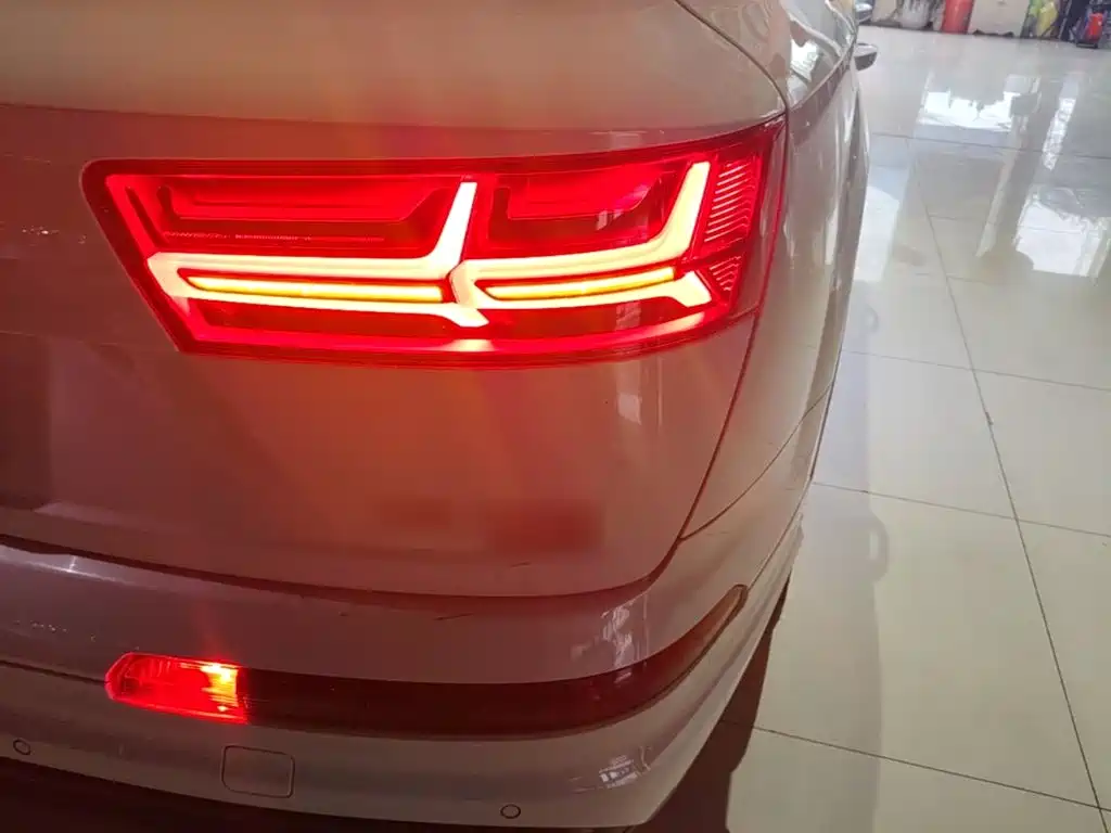 Audi Q7 — фото 7