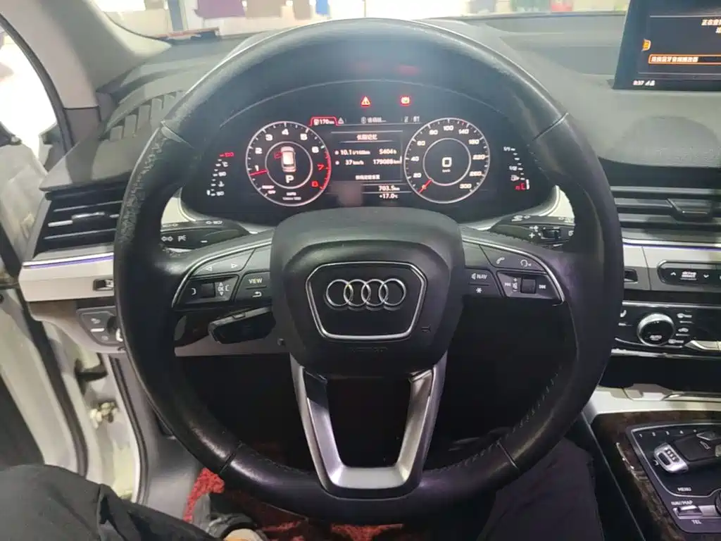 Audi Q7 — фото 10