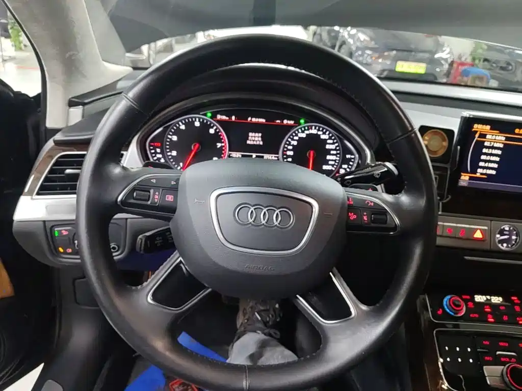 Audi A8 — фото 10