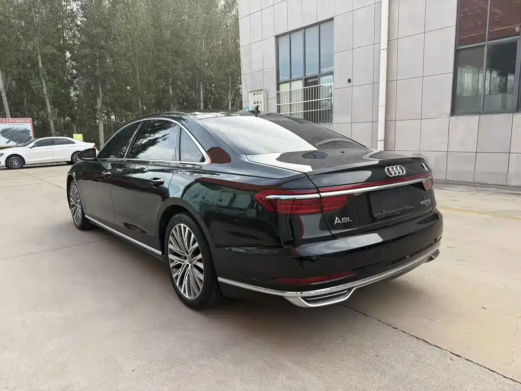 Audi A8 — фото 6