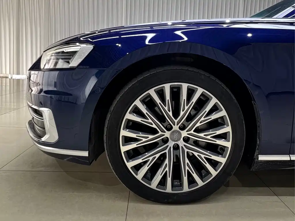 Audi A8 — фото 25