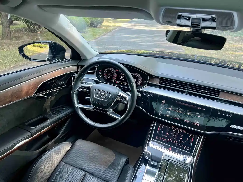 Audi A8 — фото 9