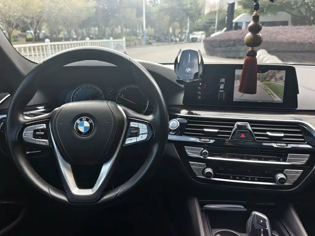 BMW 5 Series — фото 14