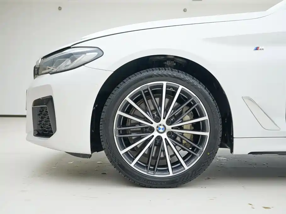 BMW 5 Series — фото 13