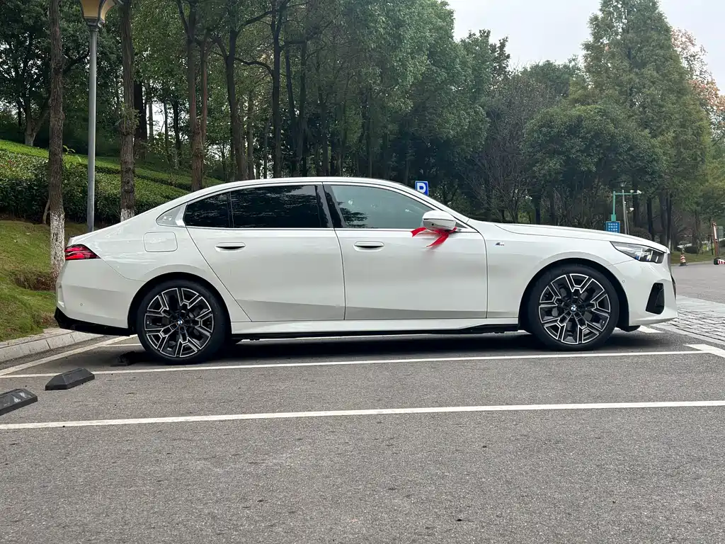 BMW 5 Series — фото 5