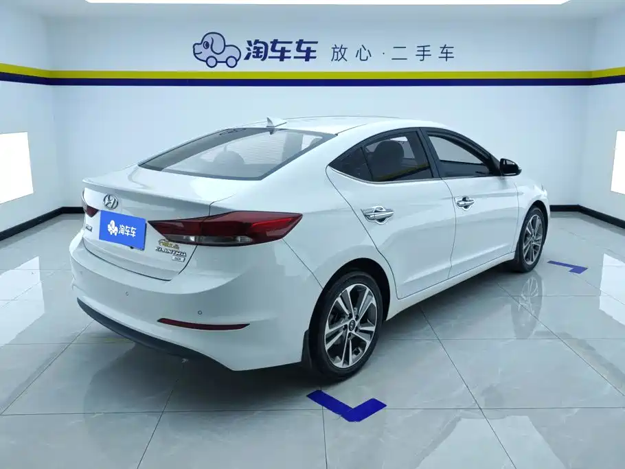 Hyundai Elantra — фото 3
