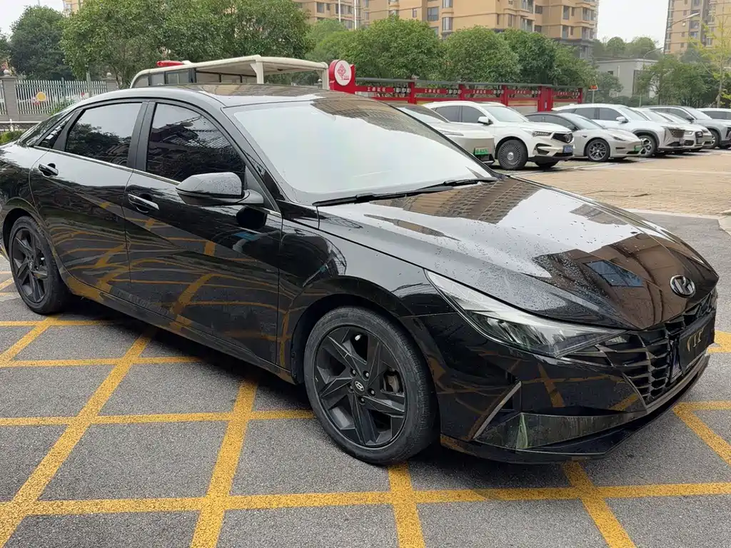 Hyundai Elantra — фото 1