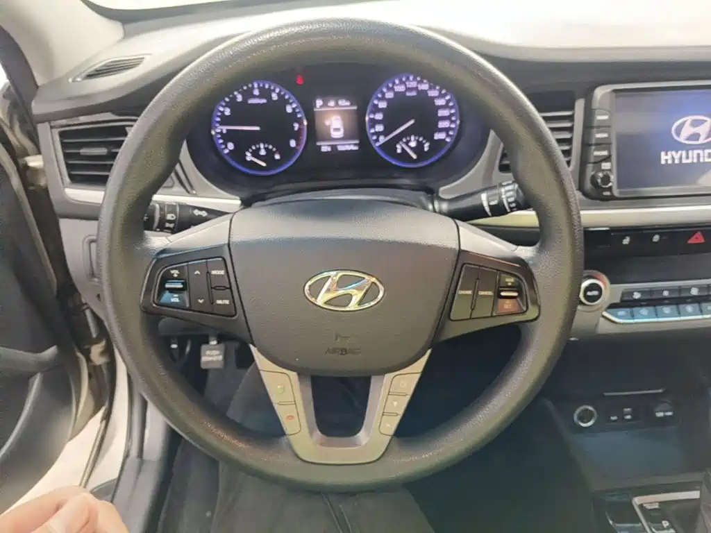 Hyundai Mistra — фото 10