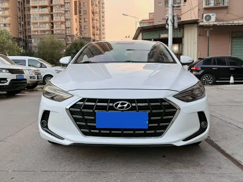 Hyundai Elantra — фото 2