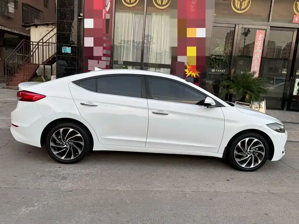 Hyundai Elantra — фото 3