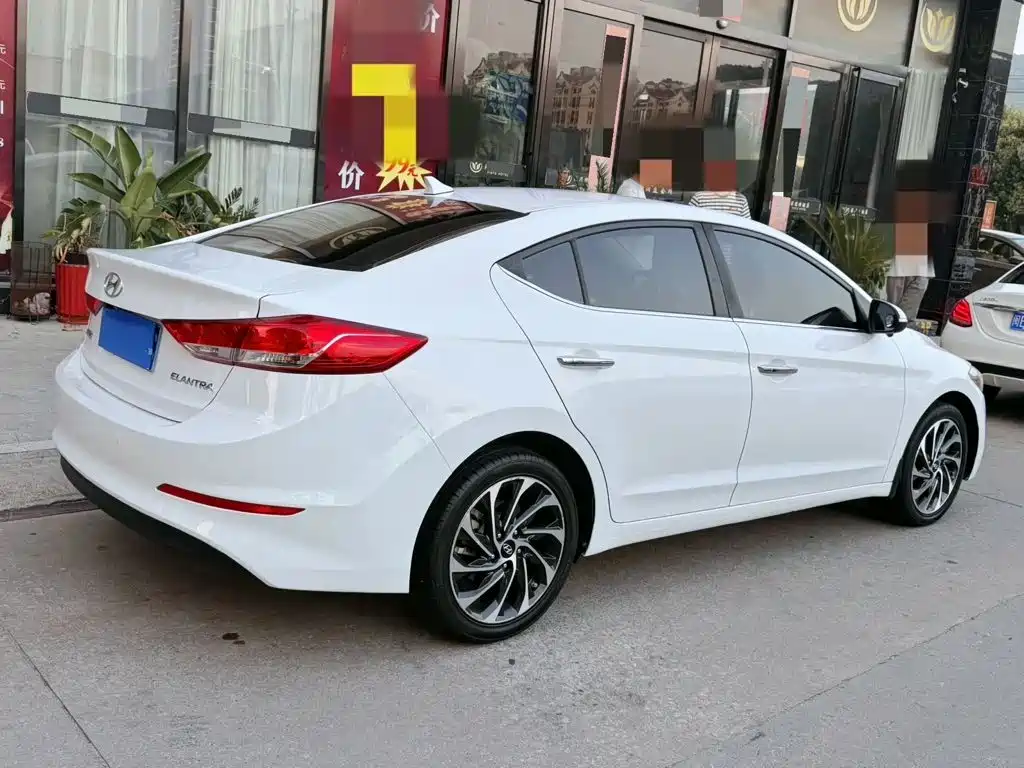 Hyundai Elantra — фото 4