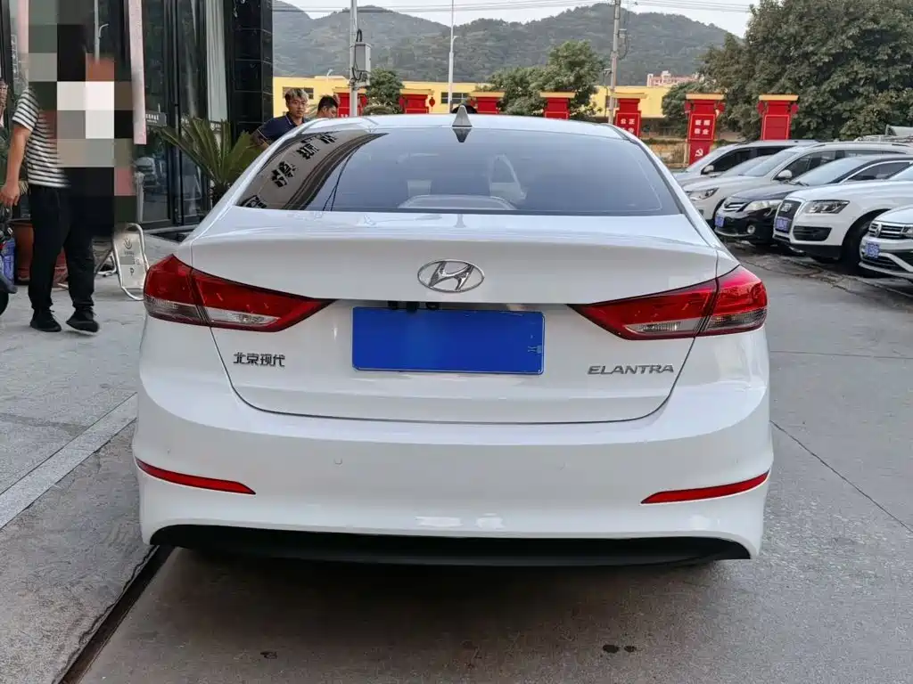 Hyundai Elantra — фото 5