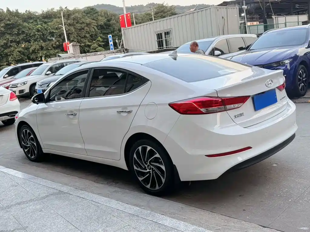 Hyundai Elantra — фото 6